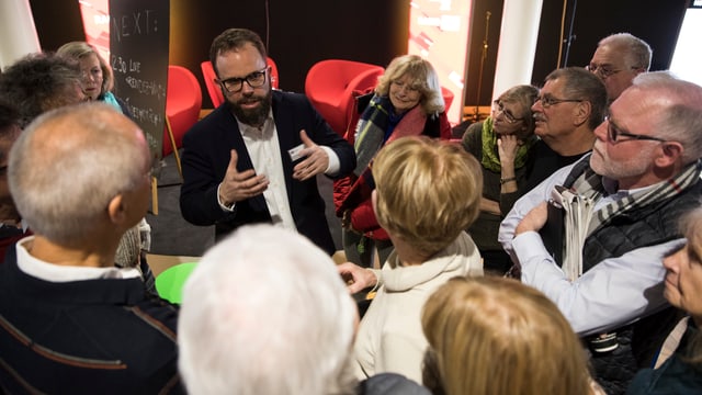 Russland-Korrespondent David Nauer beantwortet, umringt von Besucherinnen und Besuchern, zahlreiche Fragen. Russland-Korrespondent David Nauer beantwortet, umringt von Besucherinnen und Besuchern, zahlreiche Fragen.
