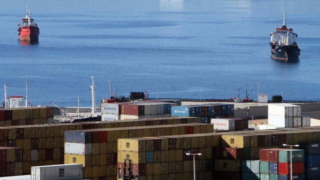 Container liegen am Hafen von Piraeus, nähe Athen, bereit zum Transport. Container liegen am Hafen von Piraeus, nähe Athen, bereit zum Transport.