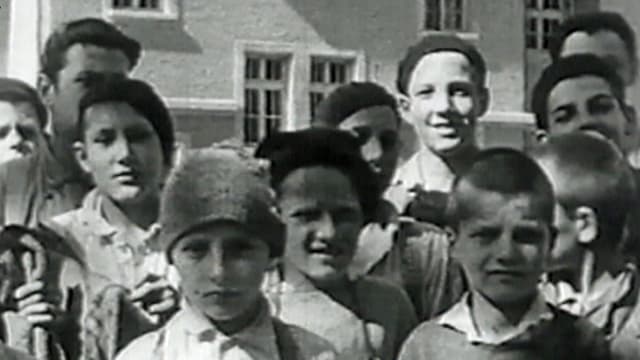 Schwar-weiss-Foto von mehreren Kindern Schwar-weiss-Foto von mehreren Kindern
