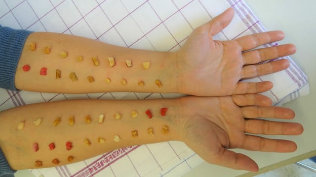 ein Arm mit Apfelstückchen drauf ein Arm mit Apfelstückchen drauf