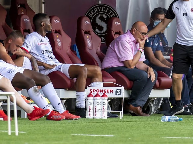 Xamax-Präsident Christian Binggeli (r.) kämpfte nach der drittletzten Runde und dem 1:4 gegen Servette mit den Tränen. Xamax-Präsident Christian Binggeli (r.) kämpfte nach der drittletzten Runde und dem 1:4 gegen Servette mit den Tränen.