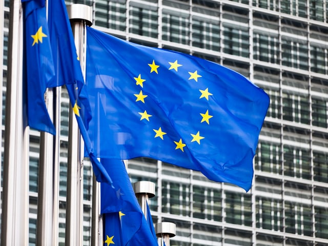 EU-Flaggen vor der EU-Kommission EU-Flaggen vor der EU-Kommission