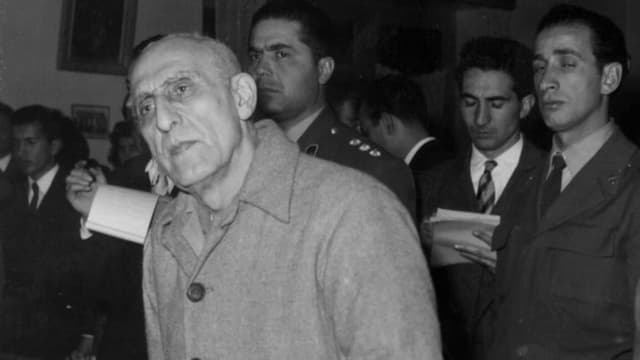 Eine Aufnahme von Mossadegh im Gericht. Eine Aufnahme von Mossadegh im Gericht.