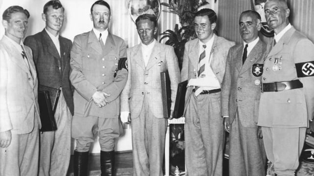 Propagandabild mit Adolf Hitler und den Erstdurchsteiger der Eiger-Nordwand. Propagandabild mit Adolf Hitler und den Erstdurchsteiger der Eiger-Nordwand.