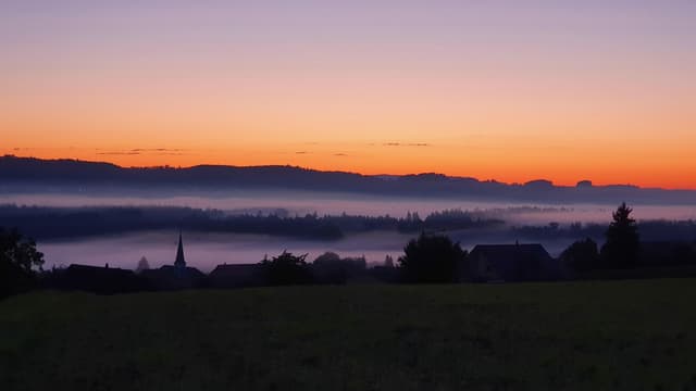 Schönes Morgenrot über den Hügelzügen und Bodennebelfelder im Thurtal. Schönes Morgenrot über den Hügelzügen und Bodennebelfelder im Thurtal.
