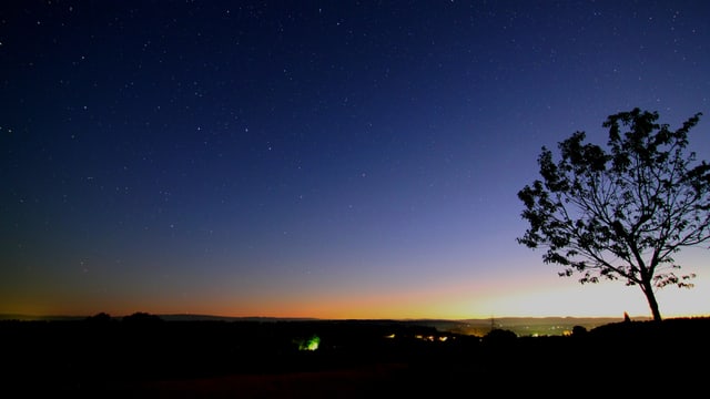 Blick von Liebewil/BE in den dunklen Himmel mit etwas Licht am Horizont Blick von Liebewil/BE in den dunklen Himmel mit etwas Licht am Horizont