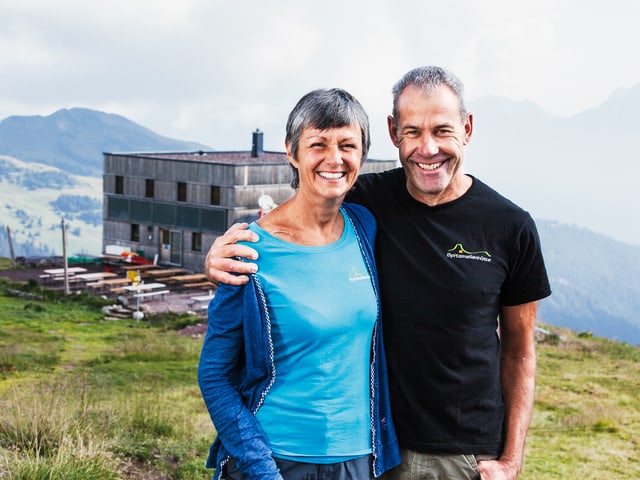 Anna-Barbara Kayser und Paul Buchmann vor der Hütte. Anna-Barbara Kayser und Paul Buchmann vor der Hütte.