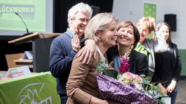 Regula Rytz umarmt Brigit Wyss, die einen Blumenstrauss hält. Regula Rytz umarmt Brigit Wyss, die einen Blumenstrauss hält.