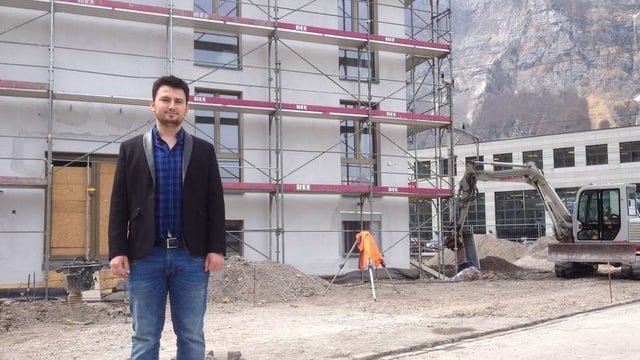 Irfan Lika 2016 vor der Moschee, als sie noch im Bau war. Irfan Lika 2016 vor der Moschee, als sie noch im Bau war.