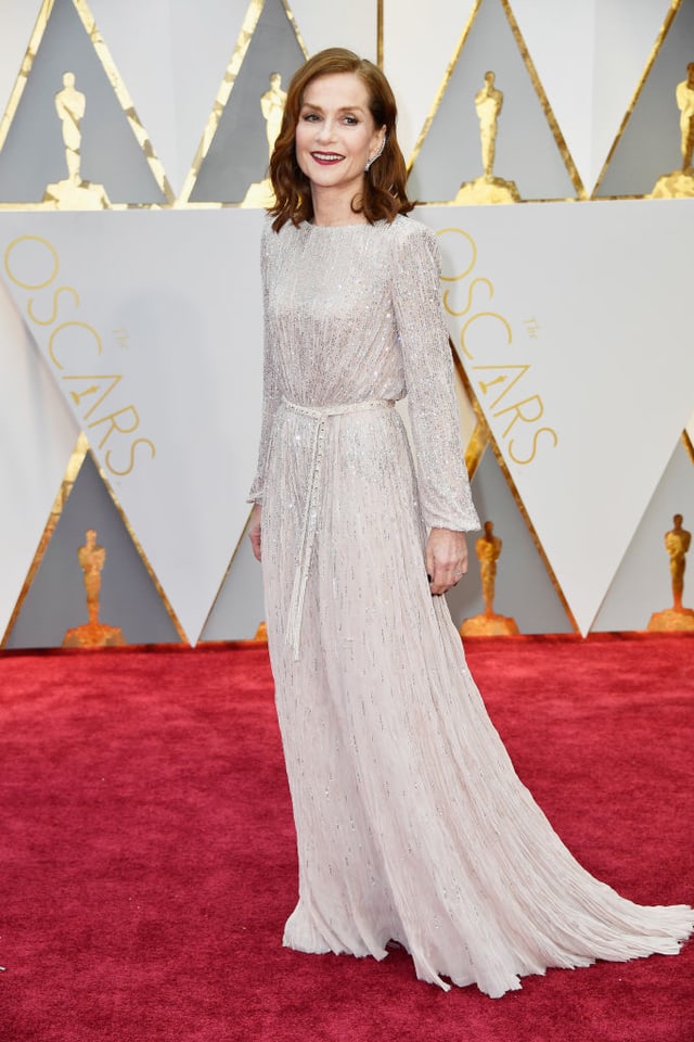 Schauspielerin und Oscar-Nominierte Isabelle Huppert in einem weissen Kleid