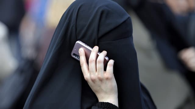 Burkaträgerin mit Handy Burkaträgerin mit Handy