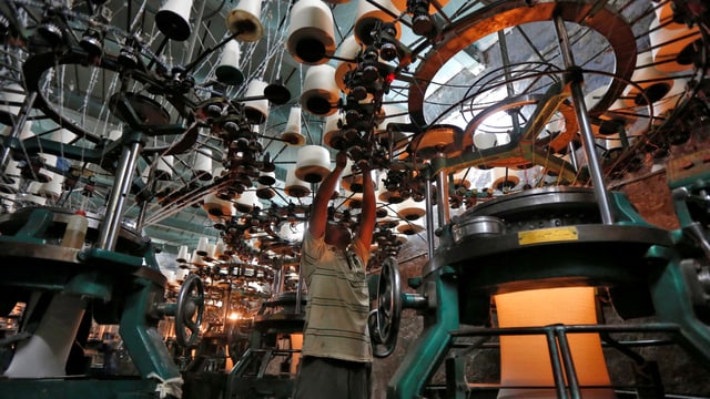 Mann in einer Kleiderfabrik Mann in einer Kleiderfabrik