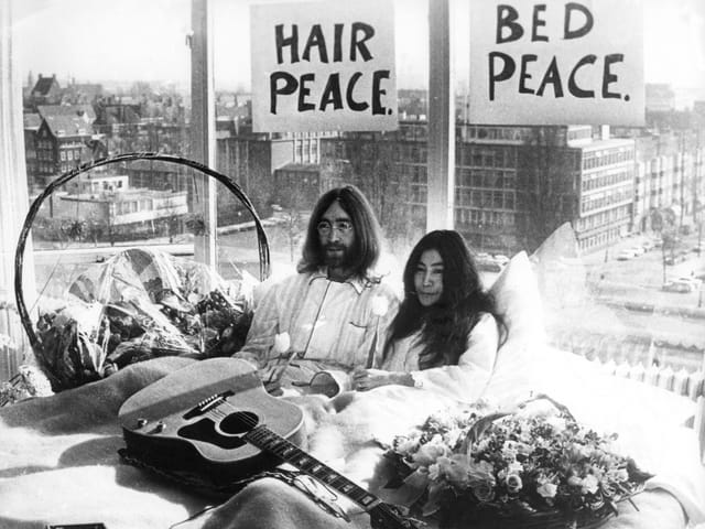 Ono und Lennon im Bett. Ono und Lennon im Bett.