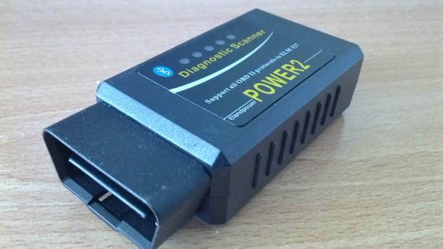 Das Bild zeigt einen OBD-Adapter. Das Bild zeigt einen OBD-Adapter.