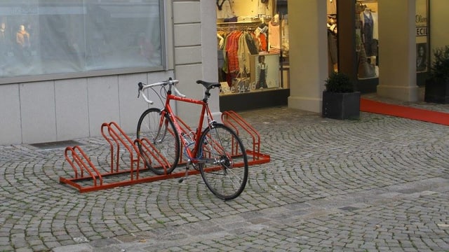 Roter Veloständer mit Velo Roter Veloständer mit Velo