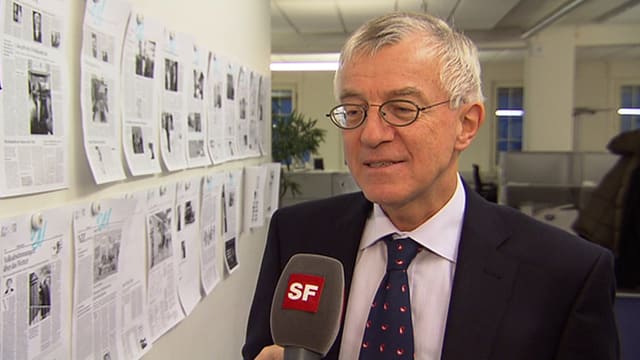 Felix E. Müller in der Zeitungsredaktion. Felix E. Müller in der Zeitungsredaktion.