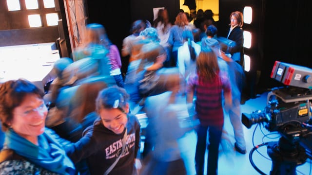 Etwa 30'000 Besucherinnen und Besucher begrüsst SRF pro Jahr hinter den Kulissen. Etwa 30'000 Besucherinnen und Besucher begrüsst SRF pro Jahr hinter den Kulissen.