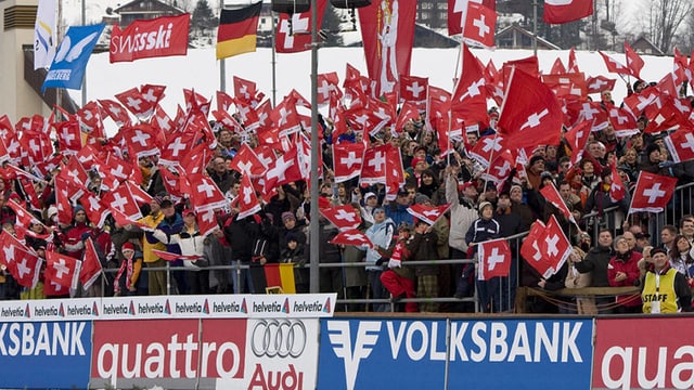 Fans mit Schweizerfahnen. Fans mit Schweizerfahnen.