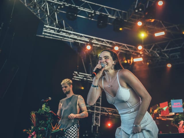 Die charismatischen Jungs und Mädels von Sofi Tukker holten sogar die Eltern auf die Bühne.