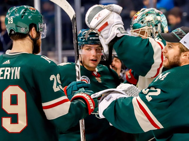 Kevin Fiala feiert mit seinen neuen Teamkollegen den Sieg. Kevin Fiala feiert mit seinen neuen Teamkollegen den Sieg.