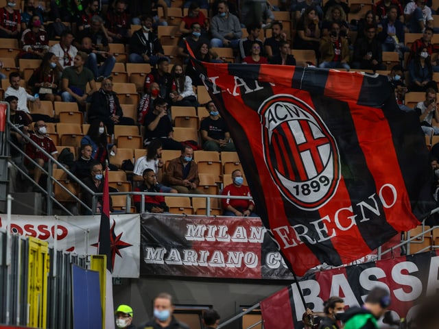 Fans im Giuseppe-Meazza-Stadion in Mailand. Fans im Giuseppe-Meazza-Stadion in Mailand.