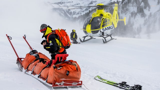 Ein Unfall im Skigebiet. Ein Unfall im Skigebiet.