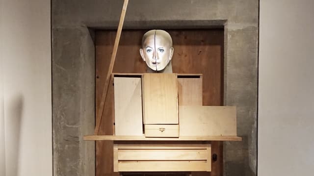 Franziska, 2012, «Kinematografische Skulptur», Video und eine aus Holzkisten gebaute lebensgrosse Figur mit zweigeteiltem Kopf. Franziska, 2012, «Kinematografische Skulptur», Video und eine aus Holzkisten gebaute lebensgrosse Figur mit zweigeteiltem Kopf.