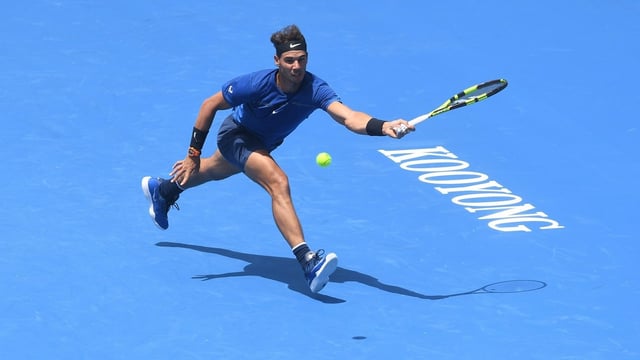 Rafael Nadal schlägt bei der Kooyong Classic eine Vorhand. Rafael Nadal schlägt bei der Kooyong Classic eine Vorhand.