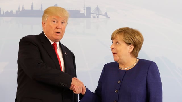 US-Präsident Donald Trump und Bundeskanzlerin Angela Merkel geben sich die Hand US-Präsident Donald Trump und Bundeskanzlerin Angela Merkel geben sich die Hand