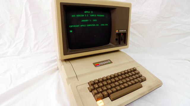 Apple II Computer mit Bildschrim und Tastatur Apple II Computer mit Bildschrim und Tastatur