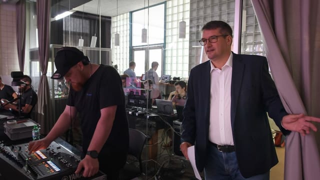SP-Präsident Christian Levrat steht neben dem Regiepult der difitalen SP-Delegiertenversammlung in Zollikofen. SP-Präsident Christian Levrat steht neben dem Regiepult der difitalen SP-Delegiertenversammlung in Zollikofen.
