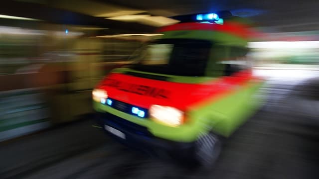 Ambulanzfahrzeug auf Notfallfahrt Ambulanzfahrzeug auf Notfallfahrt