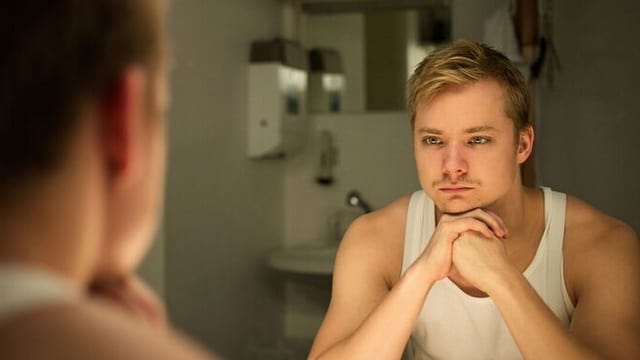 Sven Schelker vor dem Spiegel. Sven Schelker vor dem Spiegel.