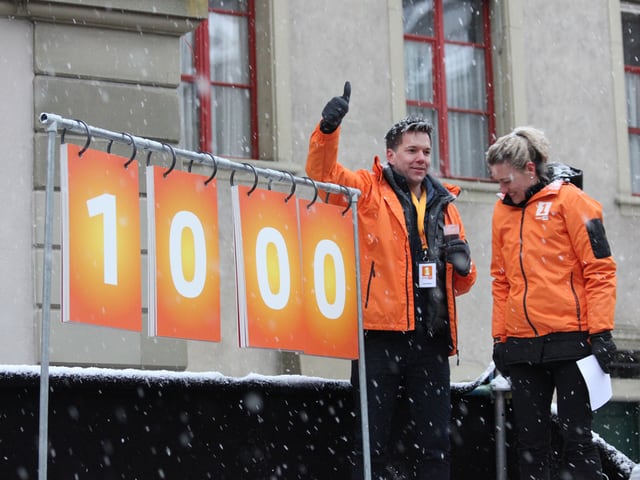 Sandra Schiess und Sven Epiney neben dem Päckli-Zähler.