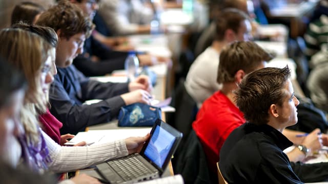 Studenten und Studentinnen im Hörsaal Studenten und Studentinnen im Hörsaal