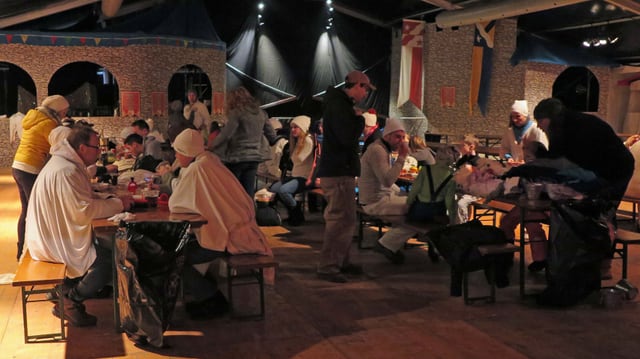 Chesslete-Fasnächtler auf Festbänken im Festzelt Chesslete-Fasnächtler auf Festbänken im Festzelt
