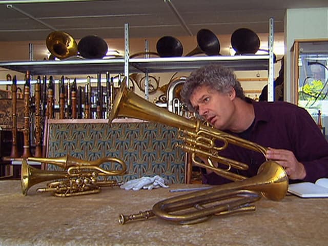 Musikwissenschaftler Adrian von Steiger mit Blasinstrumenten aus der Sammlung Burri. Musikwissenschaftler Adrian von Steiger mit Blasinstrumenten aus der Sammlung Burri.