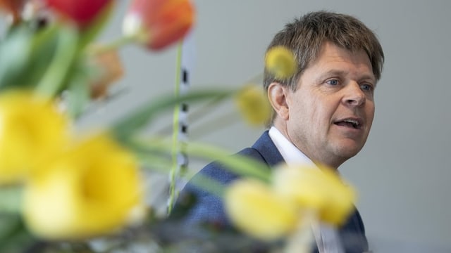 GLP-Präsident Jürg Grossen hinter einem Blumenstrauss GLP-Präsident Jürg Grossen hinter einem Blumenstrauss