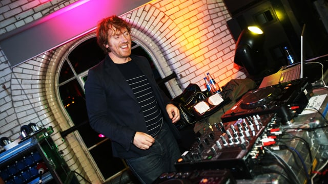 Mann vor DJ-Pult Mann vor DJ-Pult