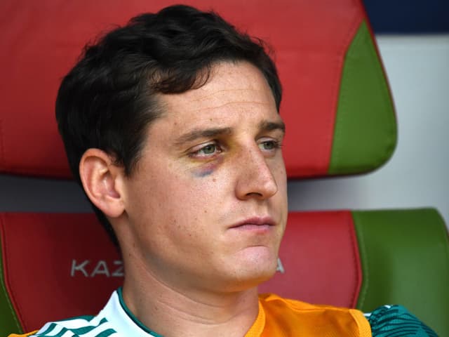 Sebastian Rudy mit blauem Auge auf der Bank. Sebastian Rudy mit blauem Auge auf der Bank.