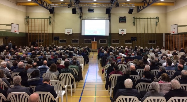Volle Turnhalle am Infoanlass Volle Turnhalle am Infoanlass