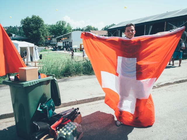 Festivalbesucher mit grosser Fahne