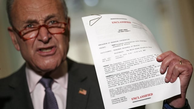 Der demokratische Senator Chuck Schumer mit einer Kopie des transkribierten Gesprächs zwischen Trump und Selenski. Der demokratische Senator Chuck Schumer mit einer Kopie des transkribierten Gesprächs zwischen Trump und Selenski.
