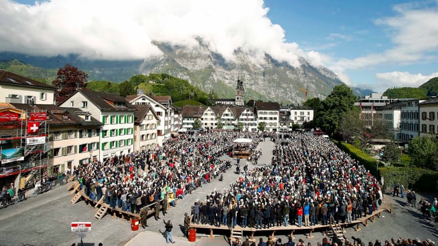 Im Gegensatz zu 2014 gibt es dieses Jahr wohl kaum Sonnenschein an der Glarner Landsgemeinde. Im Gegensatz zu 2014 gibt es dieses Jahr wohl kaum Sonnenschein an der Glarner Landsgemeinde.