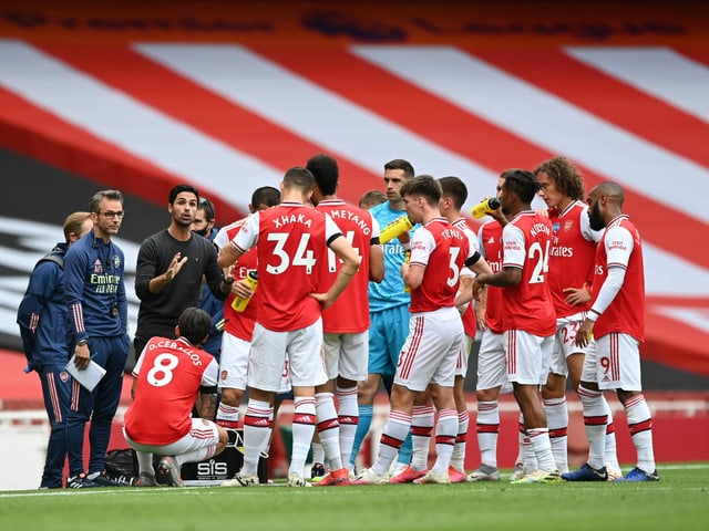 Arsenal bei einer Besprechung Arsenal bei einer Besprechung