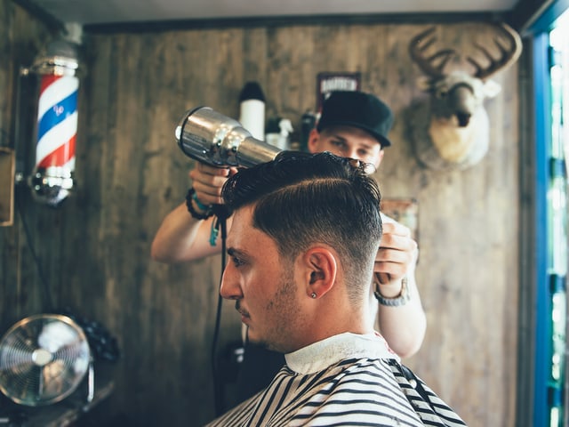 Alessandro (24) kriegt einen neuen Haarschnitt. Alessandro (24) kriegt einen neuen Haarschnitt.