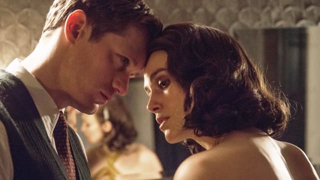 Alexander Skarsgård kurz bevor er Schauspielkollegin Keira Knightley küsst. Alexander Skarsgård kurz bevor er Schauspielkollegin Keira Knightley küsst.
