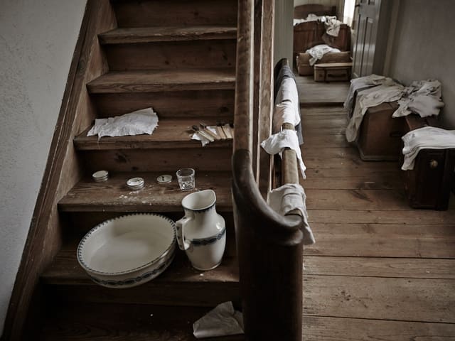 Holztreppe mit Zahnbürsten, Wasserkrug und Tüechli Holztreppe mit Zahnbürsten, Wasserkrug und Tüechli