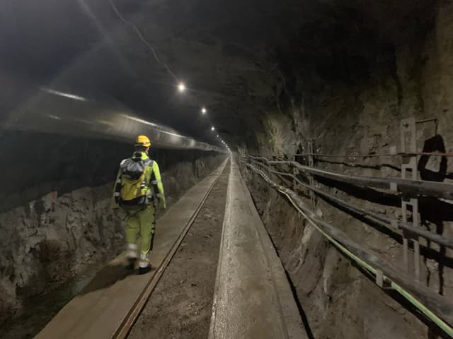 Marian Hertich läuft durch den gut beleuchteten Tunnel Marian Hertich läuft durch den gut beleuchteten Tunnel