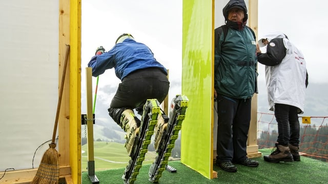 Ein Grasskifahrer verlässt das Starthäuschen beim Start zum Training. Ein Grasskifahrer verlässt das Starthäuschen beim Start zum Training.
